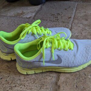 LIKE NEW Nike Shoes Womens Free 4.0 V2 Running Sneakers Neon 51152-017 SIZE 9
